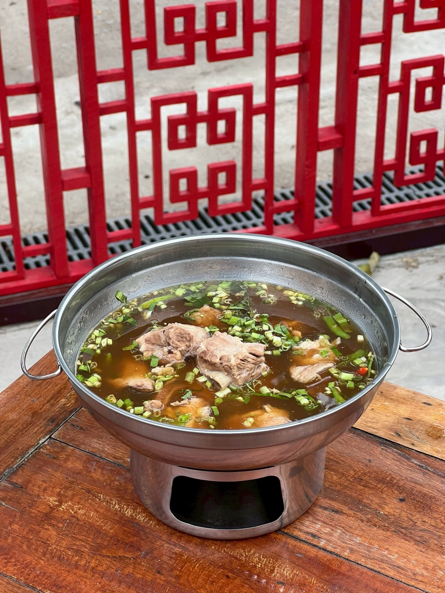 ซุปเปอร์กระดูกหมูน้ำดำหม้อไฟ