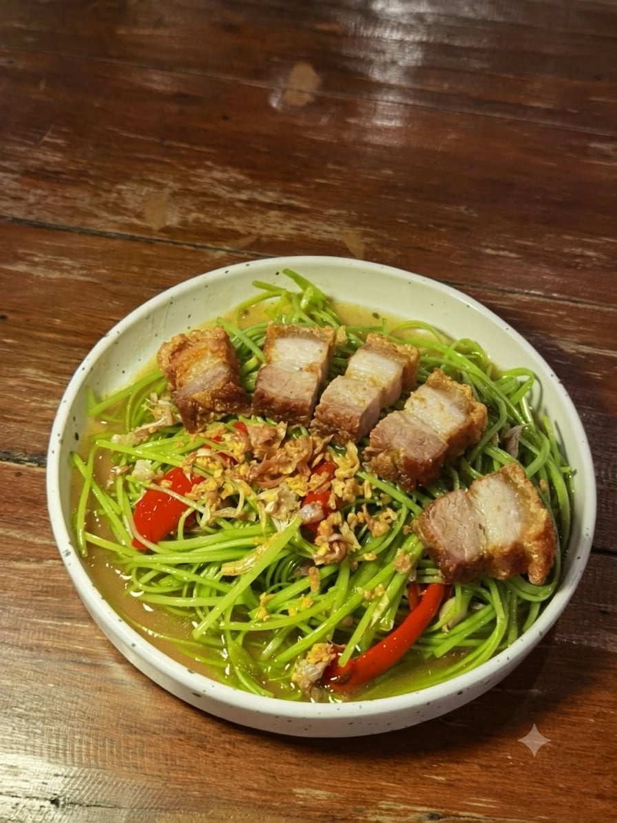 ผัดผักบุ้งฝอยไฟแดงหมูกรอบ